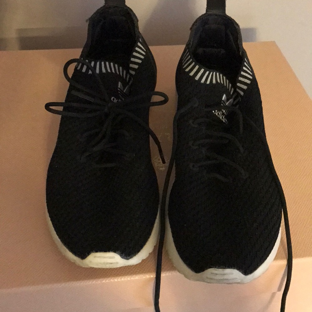 Black adidas gym shoes